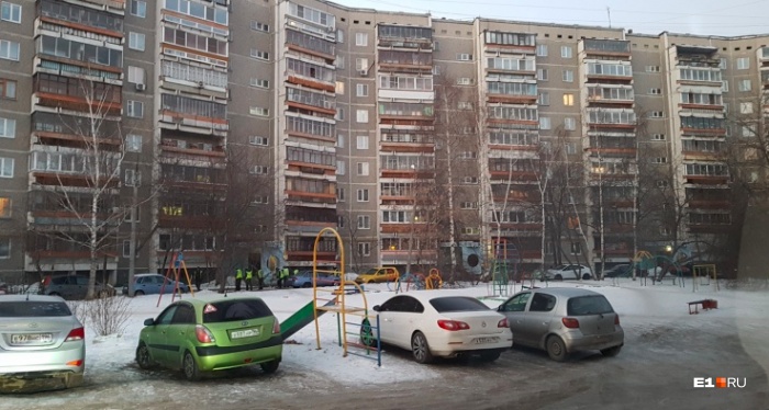 Во многих дворах детские площадки превратились в парковки Во многих дворах детские площадки превратились в парковки