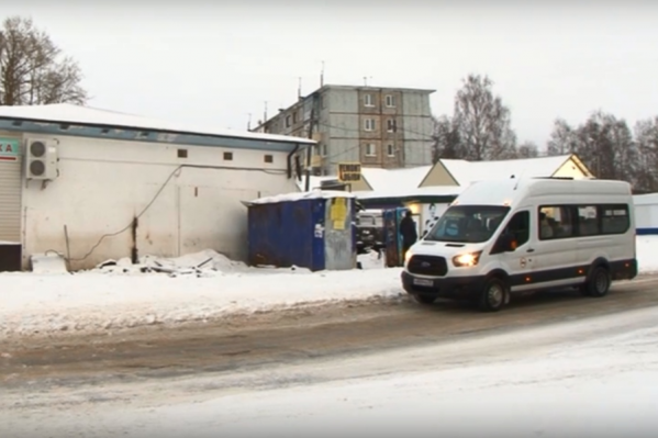 Поддельные вещи продавались в павильоне у автобусной остановки Поддельные вещи продавались в павильоне у автобусной остановки
