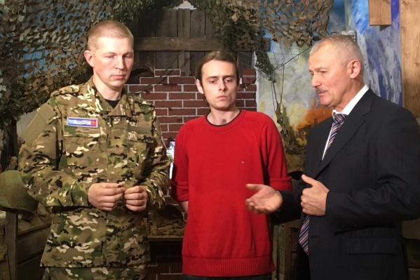 Поисковик Андрей Белов передал смертный медальон прадеда Георгию Логутенко Поисковик Андрей Белов передал смертный медальон прадеда Георгию Логутенко