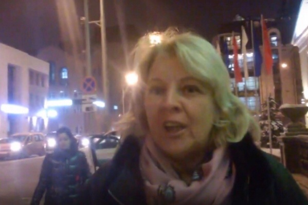Спустя сутки автомобилистка осознала, что себя повела с пешеходом, который заснял её на камеру мобильника и выложил ролик в интернет, некорректно Спустя сутки автомобилистка осознала, что себя повела с пешеходом, который заснял её на камеру мобильника и выложил ролик в интернет, некорректно