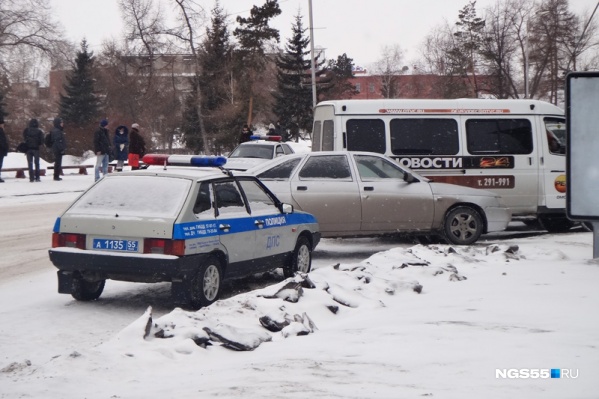 Женщина поворачивала на улицу Орджоникидзе Женщина поворачивала на улицу Орджоникидзе