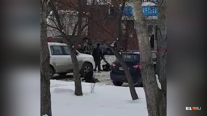 На мужчину с женщиной напали вчера днём у отделения банка На мужчину с женщиной напали вчера днём у отделения банка