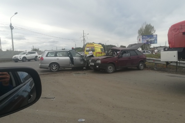 В аварии пострадали водители столкнувшихся автомобилей. Одному 21 год, другому — 66 В аварии пострадали водители столкнувшихся автомобилей. Одному 21 год, другому — 66