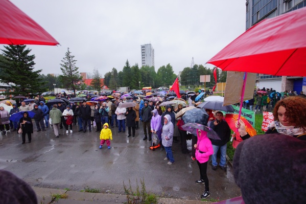 На митинг пришло около 400 жителей На митинг пришло около 400 жителей 