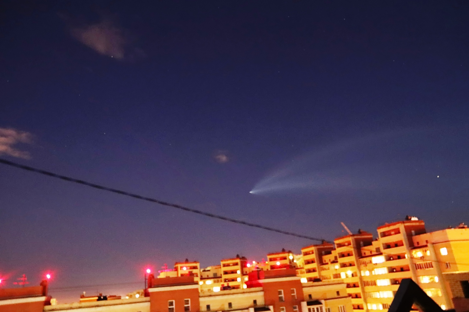 В небе над хабаровском сегодня. Небо над Омском. Ракета в небе. В небе над Евпаторией ракета. Ракета над Омском.