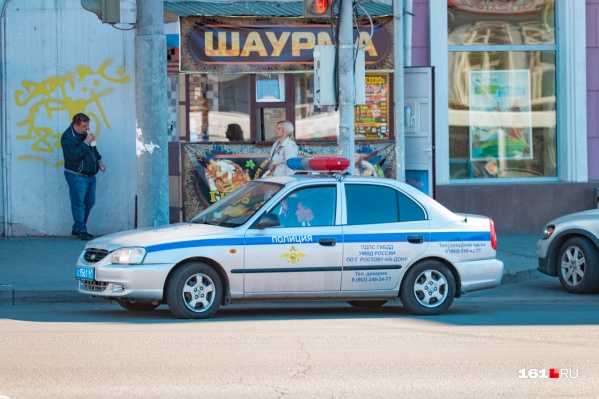 В Ростове мужчина с пистолетом напал на ларек с шаурмой В Ростове мужчина с пистолетом напал на ларек с шаурмой