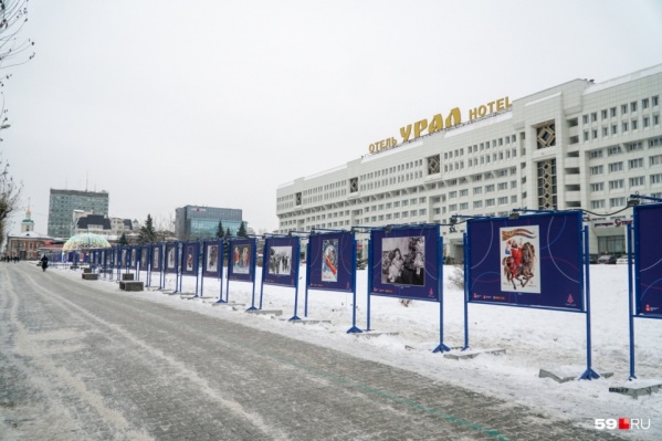 Женщина поскользнулась на тротуаре Женщина поскользнулась на тротуаре