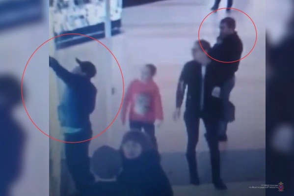 Мужчины спокойно подобрали ключи и прихватили с витрины три айфона Мужчины спокойно подобрали ключи и прихватили с витрины три айфона