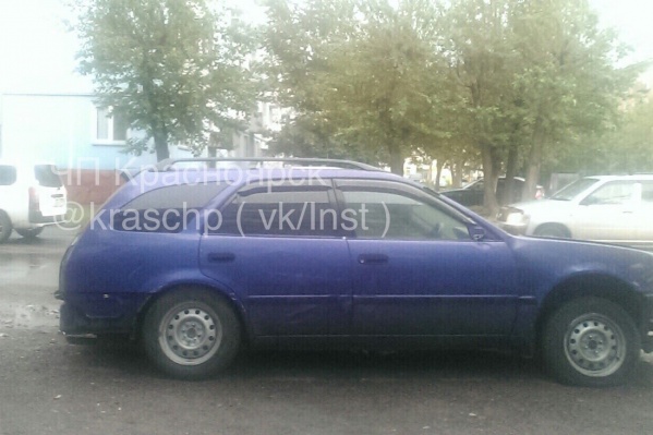Разбитый автомобиль теперь припаркован поблизости Разбитый автомобиль теперь припаркован поблизости
