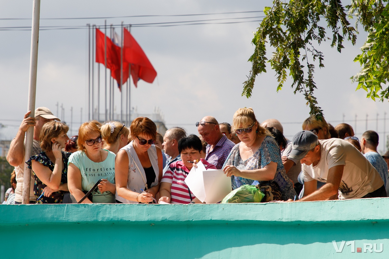 Сотрудники собрали более 100 подписей в дирекцию завода и трудинспекцию Сотрудники собрали более 100 подписей в дирекцию завода и трудинспекцию