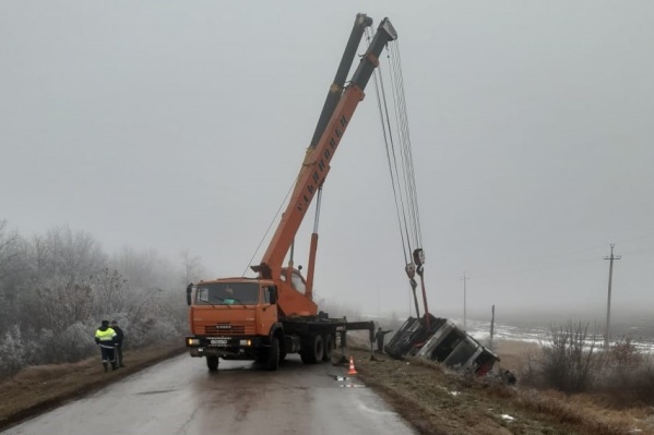 Основная версия — водитель выбрал опасную скорость при тумане на скользкой дороге Основная версия — водитель выбрал опасную скорость при тумане на скользкой дороге