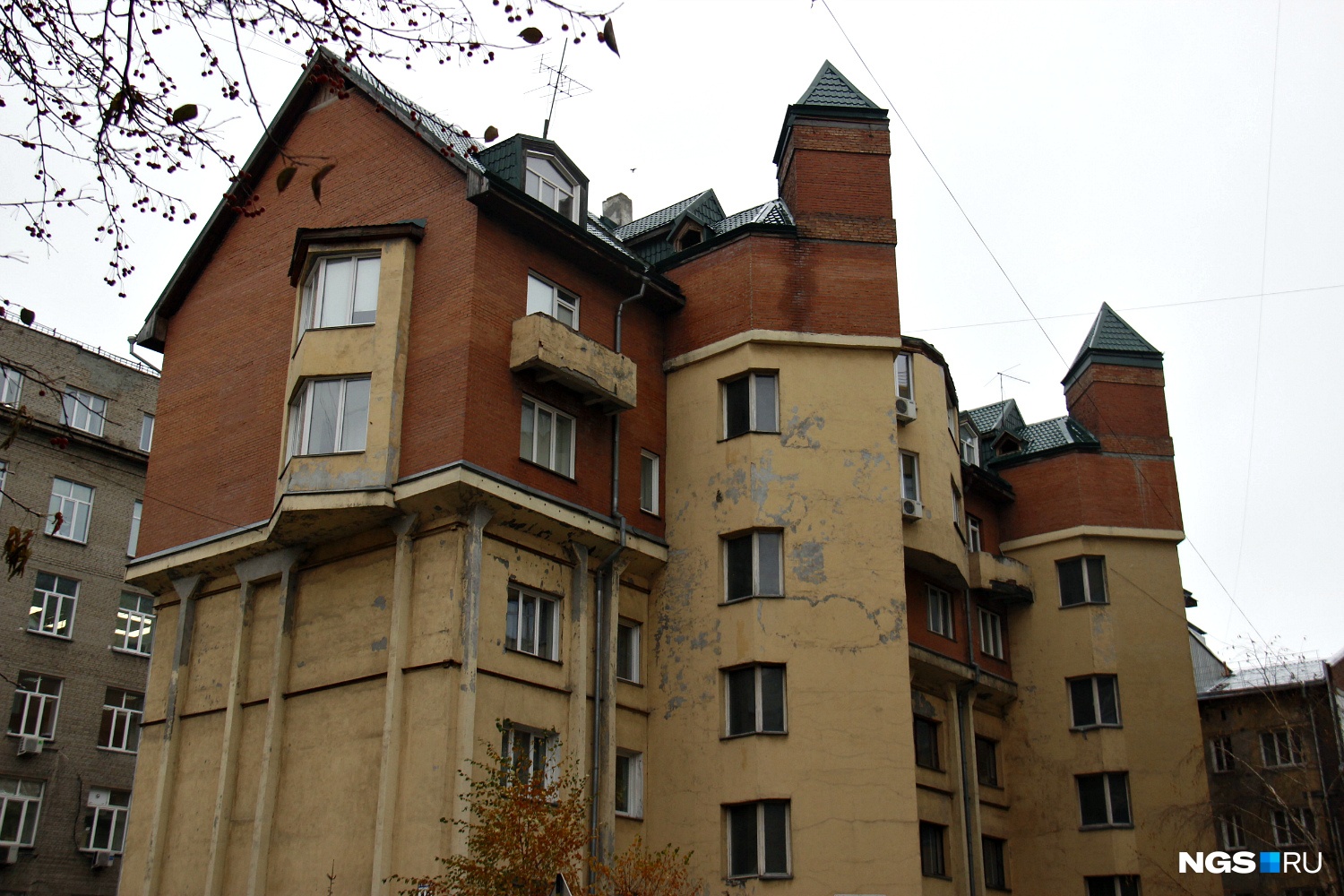 Усиленное и надстроенное жилое здание на улице Октябрьской