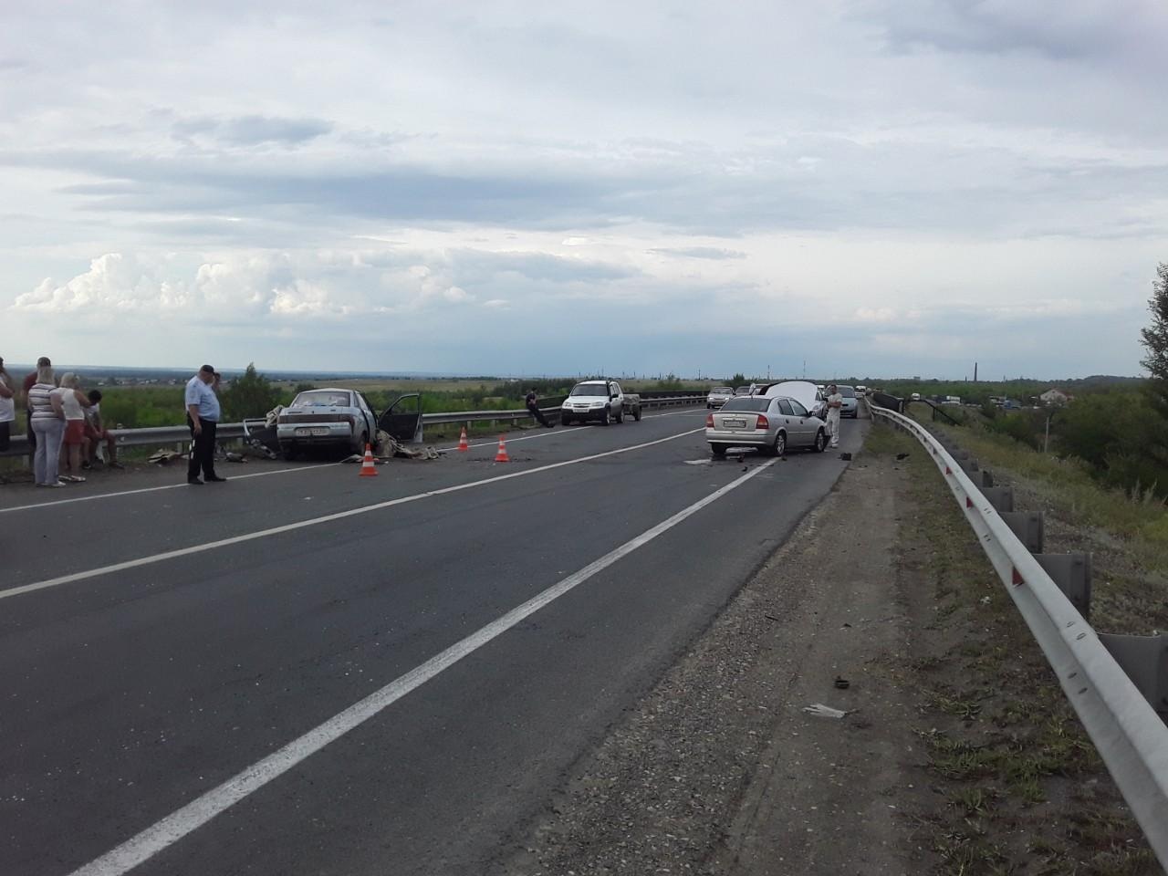 «Фольксваген» пошел на таран: один человек погиб, у троих травмы в ДТП на трассе под Чапаевском