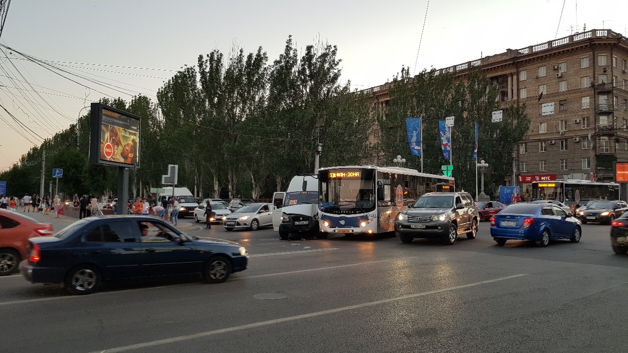 В центре Волгограда столкнулись шаттл с болельщиками ЧМ-2018 и маршрутка