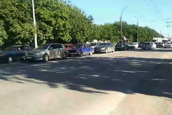 По словам автора видео, при отремонтированном светофоре заторы на 2-й Станционной увеличились По словам автора видео, при отремонтированном светофоре заторы на 2-й Станционной увеличились