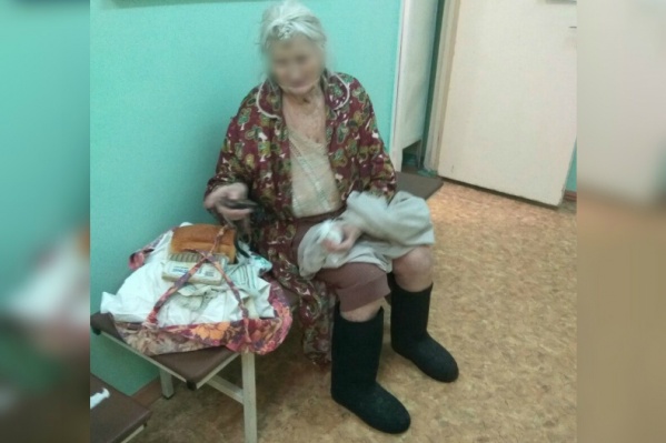 Пенсионерке дали куртку и помогли дойти до дома Пенсионерке дали куртку и помогли дойти до дома