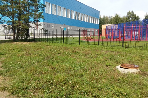 Вокруг центра фехтования поле и стройка Вокруг центра фехтования поле и стройка