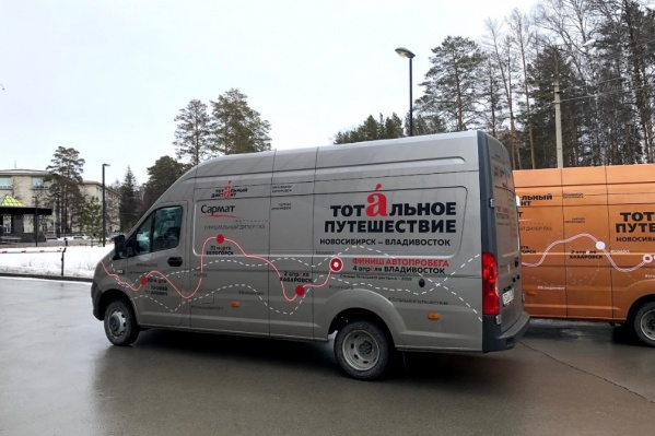 Колонна автомобилей «Тотального диктанта» отправилась в путешествие до Владивостока Колонна автомобилей «Тотального диктанта» отправилась в путешествие до Владивостока