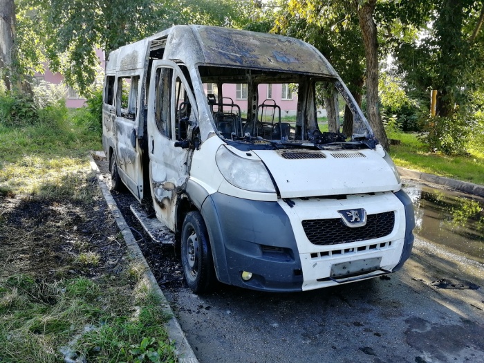 У маршрутки полностью выгорел салон У маршрутки полностью выгорел салон
