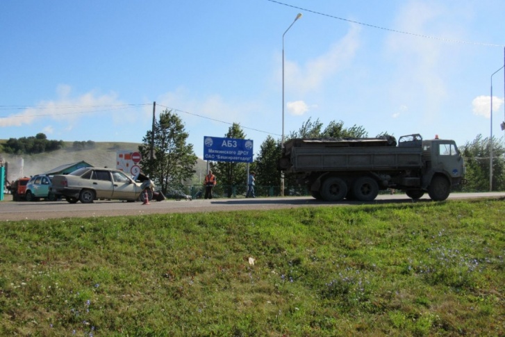 В легковушке пострадали две женщины и девочка-подросток В легковушке пострадали две женщины и девочка-подросток