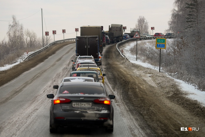 Пробка на въезде в Богданович Пробка на въезде в Богданович