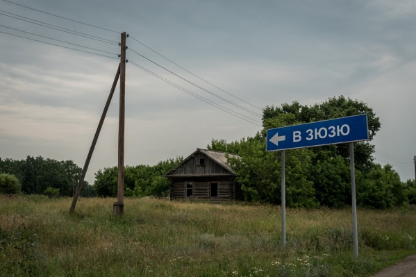 Такого указателя в Новосибирской области нет, его нарисовал наш фотограф Александр Ощепков — получилось очень убедительно Такого указателя в Новосибирской области нет, его нарисовал наш фотограф Александр Ощепков — получилось очень убедительно