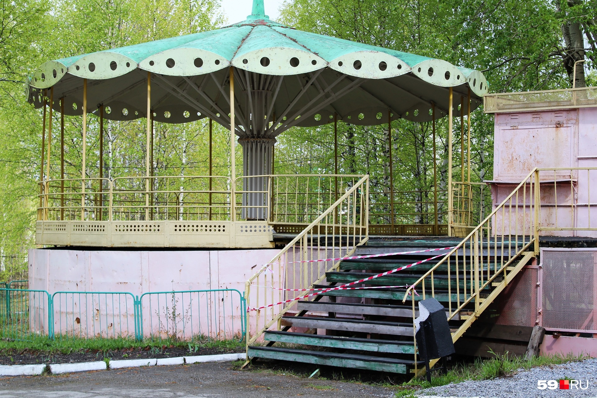 В парке. Карусель не работает В парке. Карусель не работает