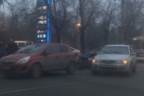 Автомобили, по словам очевидцев, столкнулись на улице Ватутина Автомобили, по словам очевидцев, столкнулись на улице Ватутина 