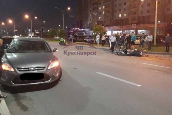 Авария произошла, когда мотоциклист въехал в иномарку на огромной скорости Авария произошла, когда мотоциклист въехал в иномарку на огромной скорости 