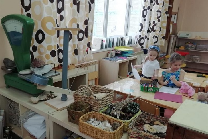 В новых группах игрушки на втором плане В новых группах игрушки на втором плане