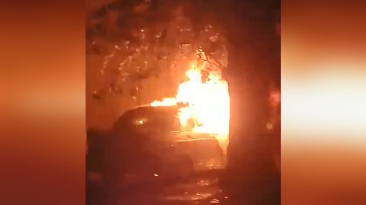 Огонь, а не машина: в Уфе возгорание «Лады-Приоры» попало на камеру очевидцев