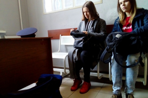 Трое новосибирцев пришли в суд поддержать Сергея Бойко, но их увезли в Центральное ОВД Трое новосибирцев пришли в суд поддержать Сергея Бойко, но их увезли в Центральное ОВД