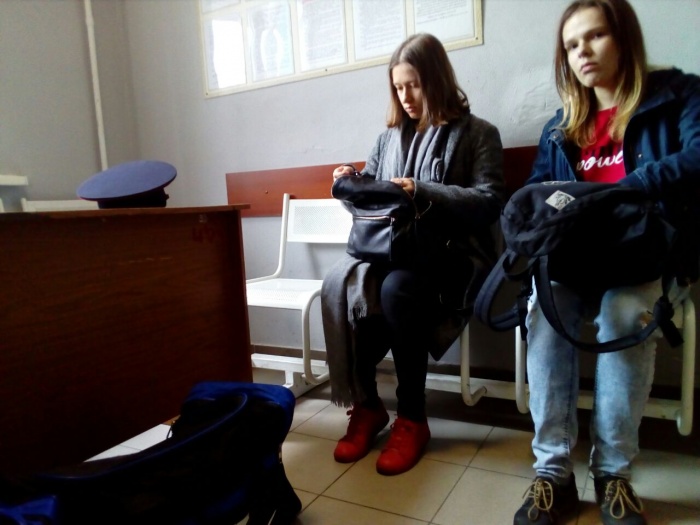 Трое новосибирцев пришли в суд поддержать Сергея Бойко, но их увезли в Центральное ОВД Трое новосибирцев пришли в суд поддержать Сергея Бойко, но их увезли в Центральное ОВД
