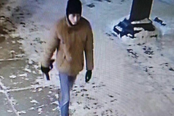 Подозреваемый попал в объектив одной из уличных камер наблюдения Подозреваемый попал в объектив одной из уличных камер наблюдения