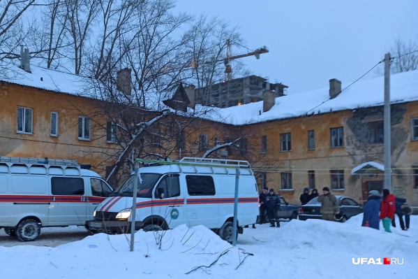 Спасатели помогли людям выбраться из квартир Спасатели помогли людям выбраться из квартир