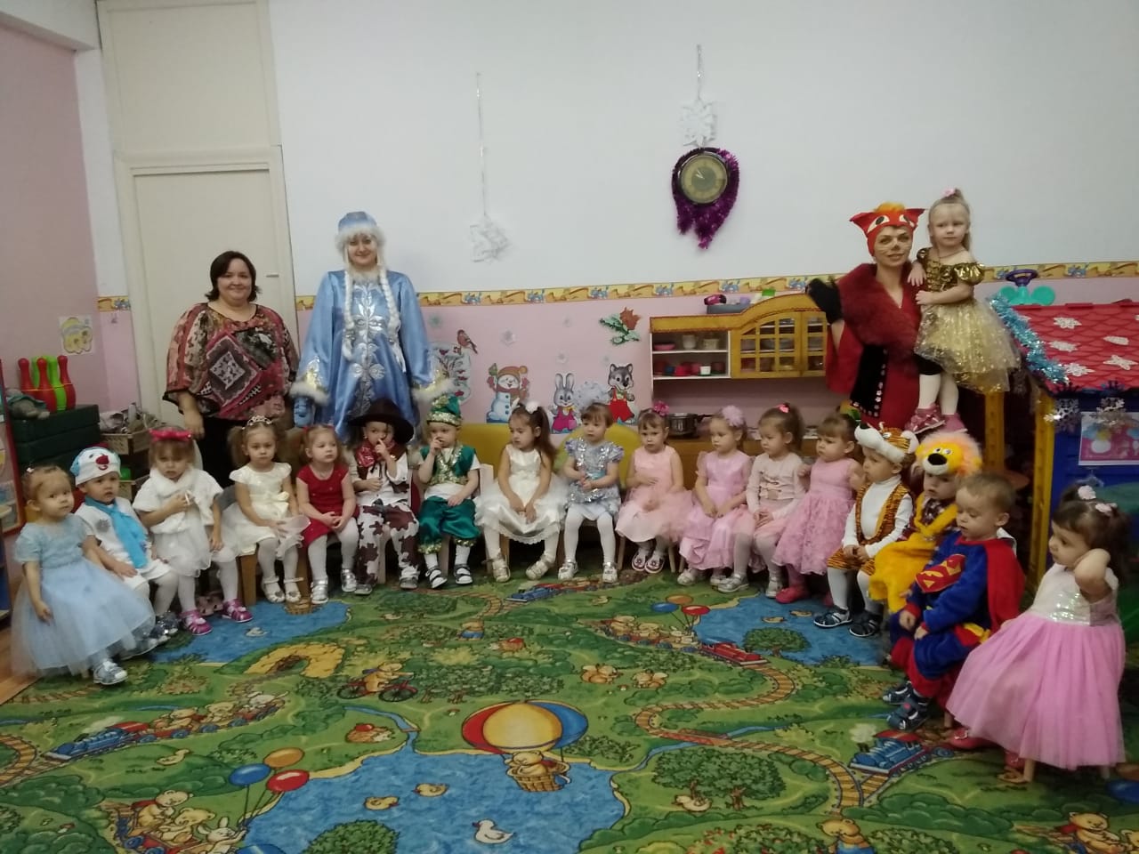 Новогоднее фото пятой группы Новогоднее фото пятой группы