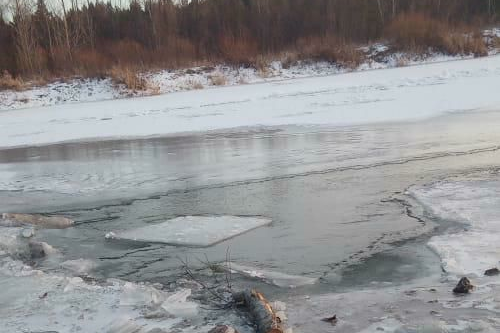 Машину нашли, его — нет: в Свердловской области мужчина провалился под лед вместе со своим авто
