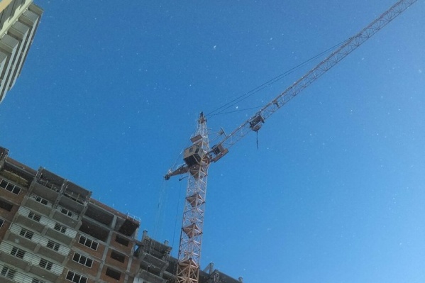 Мужчина залез на кран на строительной площадке дома на улице Беловежской Мужчина залез на кран на строительной площадке дома на улице Беловежской