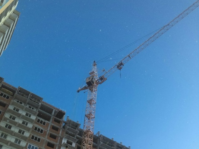 Мужчина залез на кран на строительной площадке дома на улице Беловежской Мужчина залез на кран на строительной площадке дома на улице Беловежской