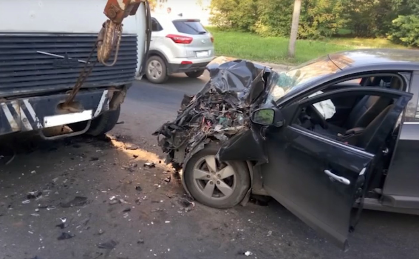Водитель на Renault вылетел на встречку и врезался в кран в Московском районе