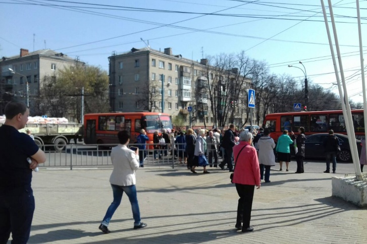 Митинг собрал более 300 человек Митинг собрал более 300 человек