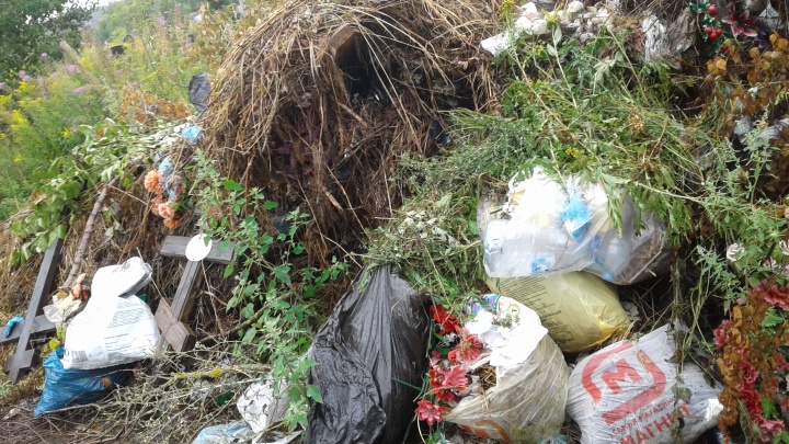 «Это не погосты, а помойка»: нижегородцы снова возмущаются завалами мусора на городских кладбищах
