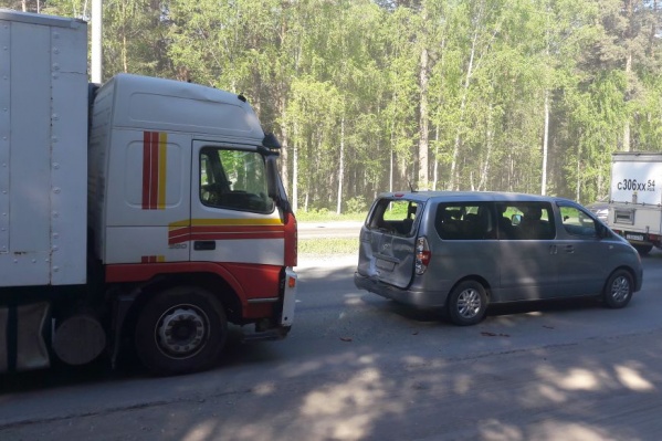 Грузовик Volvo догнал Hyundai на Бердском шоссе Грузовик Volvo догнал Hyundai на Бердском шоссе
