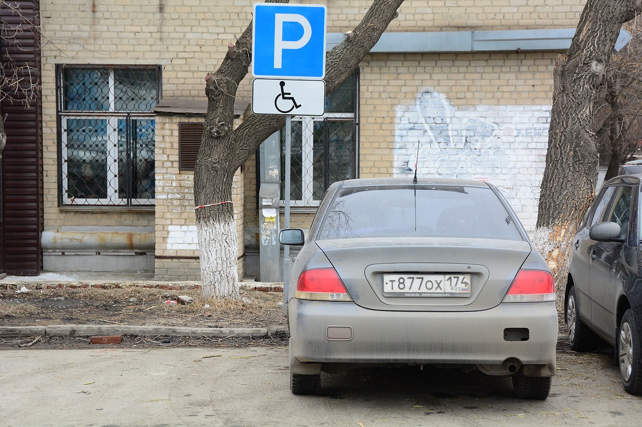 На парковке около студенческой поликлиники есть места для инвалидов. Остановка машины, не имеющей на стекле знака «Инвалид», грозит штрафом <nobr class="_">5000</nobr> рублей и эвакуацией На парковке около студенческой поликлиники есть места для инвалидов. Остановка машины, не имеющей на стекле знака «Инвалид», грозит штрафом <nobr class="_">5000</nobr> рублей и эвакуацией