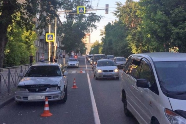 Девочка переходила дорогу на зелёный сигнал светофора и попала под колёса «Тойоты»<br> Девочка переходила дорогу на зелёный сигнал светофора и попала под колёса «Тойоты»<br>