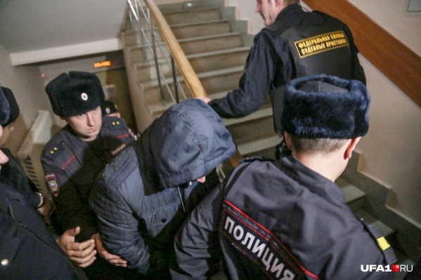 Один из подозреваемых в изнасиловании перед судебным заседанием Один из подозреваемых в изнасиловании перед судебным заседанием
