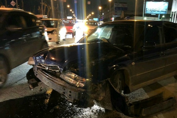 У Subaru повреждена передняя часть У Subaru повреждена передняя часть