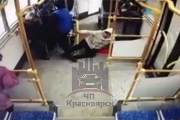Пассажиры упали при резком торможении Пассажиры упали при резком торможении