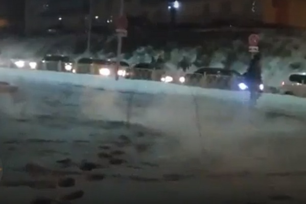 Утро для автомобилистов выдалось скользким и влажным Утро для автомобилистов выдалось скользким и влажным