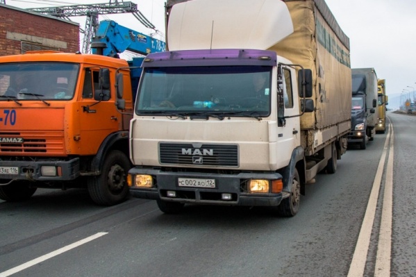 Запрет действует на автомобили массой более 3,5 тонны Запрет действует на автомобили массой более 3,5 тонны